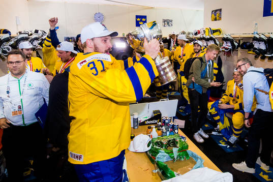 Sveriges målvakt Anders Nilsson lyfter pokalen i