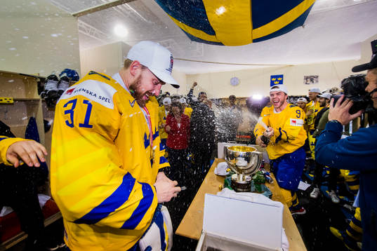 Sveriges målvakt Anders Nilsson blir nedprutad av