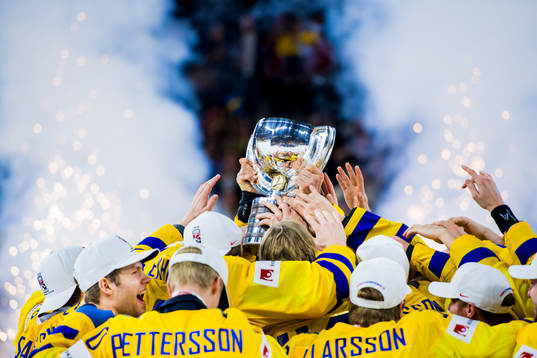 Sveriges spelare lyfter pokalen