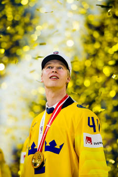 Sveriges Elias Pettersson med sin guldmedalj