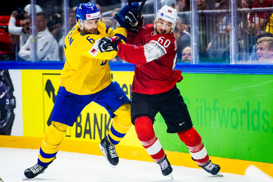 Sveriges Adam Larsson och Schweiz Tristan Scherwey