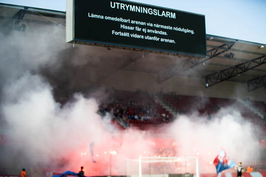 Bengaler tänds på Örgrytes läktarsektion och