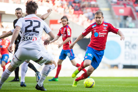 Helsingborgs Darijan Bojanic driver bollen