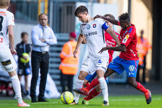 Örgrytes Daniel Paulson och Helsingborgs Mamudu Moro i