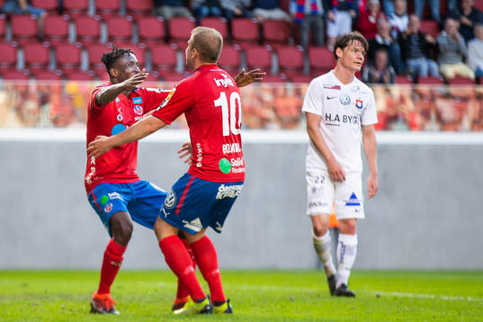 Helsingborgs Mamudu Moro jublar med Darijan Bojanic