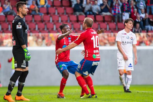 Helsingborgs Mamudu Moro jublar med Darijan Bojanic