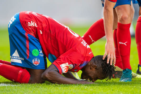 Helsingborgs Mamudu Moro kysser marken när han jublar