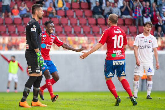 Helsingborgs Mamudu Moro jublar med Darijan Bojanic