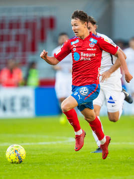 Helsingborgs Alex Timossi Andersson driver bollen