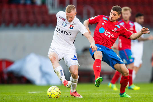 Örgrytes David Engström jagas av Helsingborgs Mattias