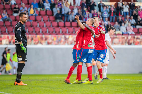 Örgrytes målvakt Stojan Lukic deppar samtidigt som