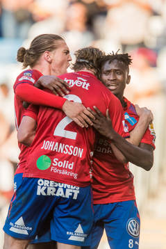 Helsingborgs Charlie Weberg och Mamudu Moro jublar