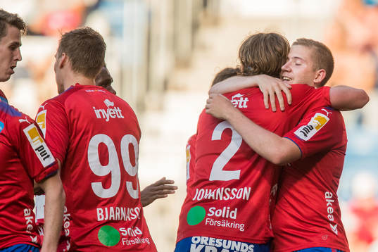 Helsingborgs Darijan Bojanic och Carl Johansson jublar ihop