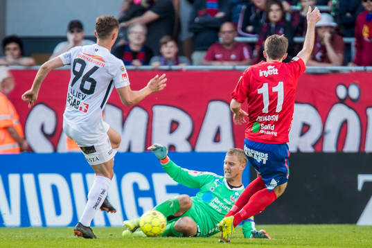 Helsingborgs målvakt Pär Hansson räddar