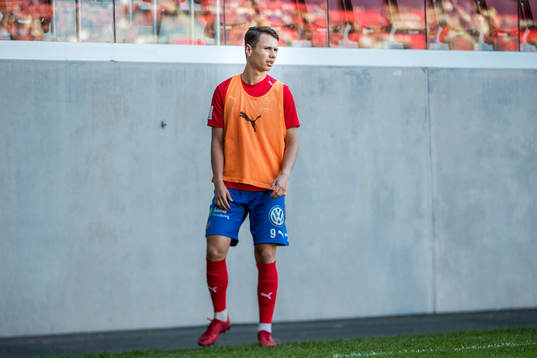Helsingborgs Alex Timossi Andersson värmer upp