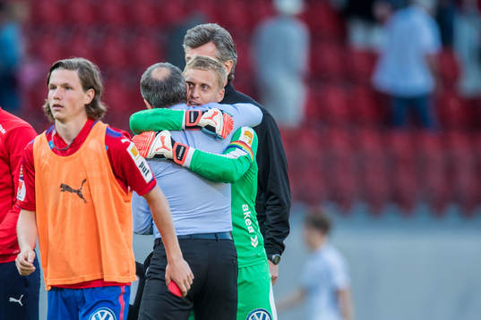 Helsingborgs målvakt Pär Hansson kramar om tränare
