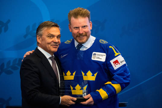 René Fasel , ordförande IIHF när Daniel Alfredsson blir