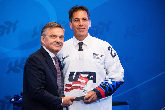 René Fasel , ordförande IIHF när Chris Chelios blir
