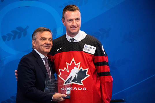 René Fasel , ordförande IIHF när Rob Blake blir invald