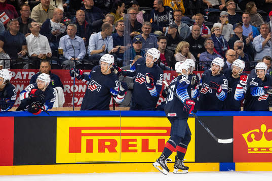 s Chris Kreider jublar med lagkamrater