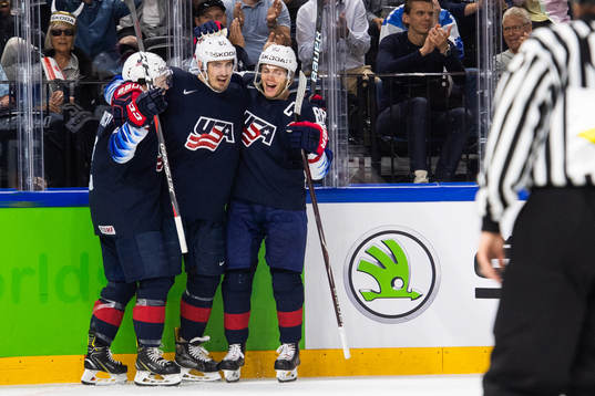 s Chris Kreider jublar med lagkamrater