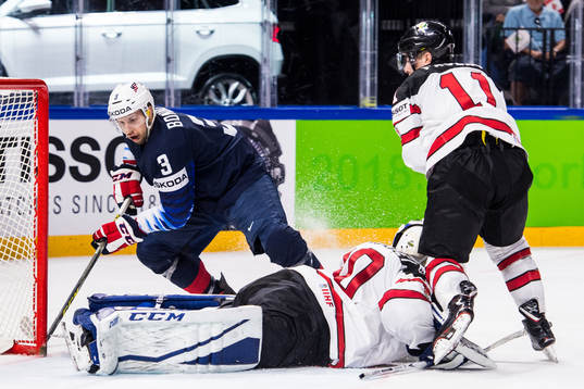s Nick Bonino oroar mot Kanadas målvakt Curtis McElhinney