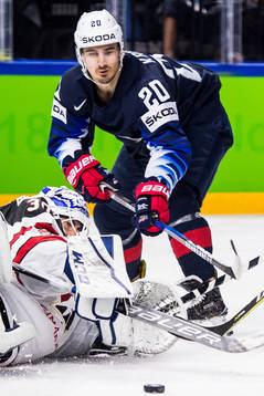 s Chris Kreider oroar mot Kanadas målvakt Curtis McElhinney