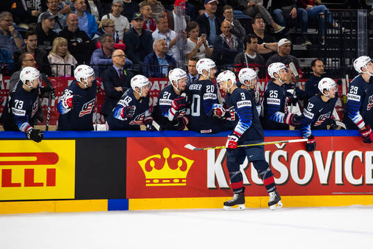s Nick Bonino jublar med lagkamrater på bänken