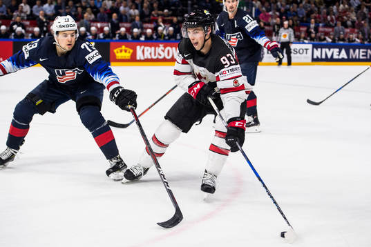 s Charlie McAvoy och Kanadas Ryan Nugent Hopkins