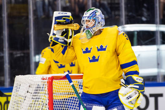 Sveriges målvakt Anders Nilsson dricker