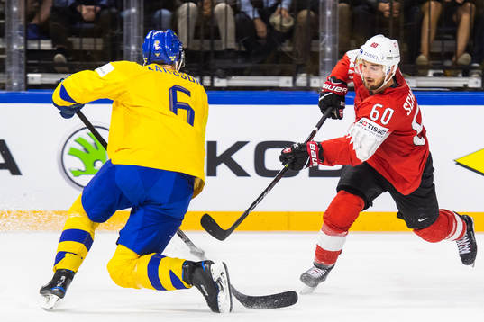 Sveriges Adam Larsson försöker täcka skott från Schweiz