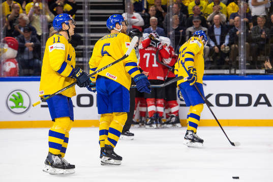 Sveriges Mikael Backlund och Adam Larsson  deppar