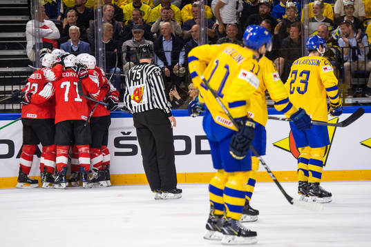 Schweiz Nino Niederreiter jublar med lagkamrater