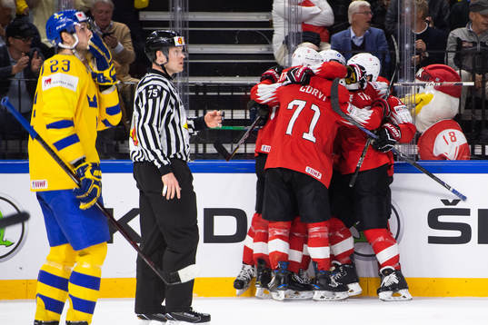 Sveriges Oliver Ekman Larsson deppar medan  Schweiz Nino
