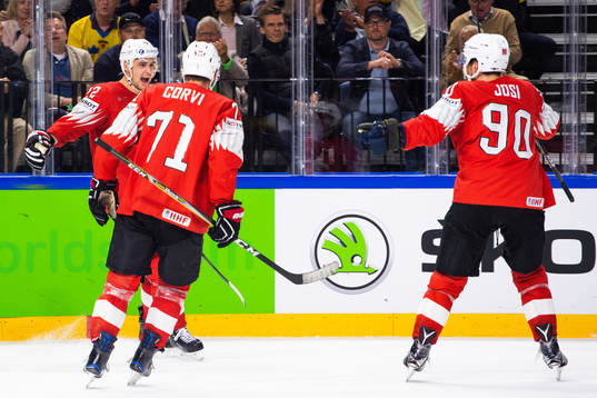 Schweiz Nino Niederreiter jublar med lagkamrater