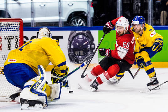 Schweiz Tristan Scherwey oroar mot Sveriges målvakt Anders