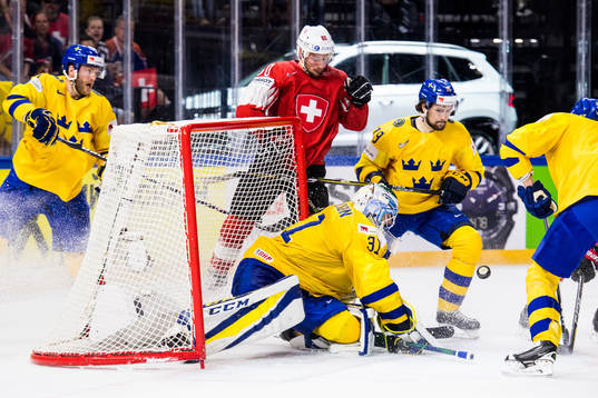 Schweiz Tristan Scherwey mot Sveriges målvakt Anders