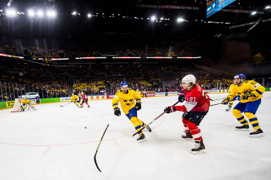 Sveriges Hampus Lindholm och Mika Zibanejad mot Schweiz
