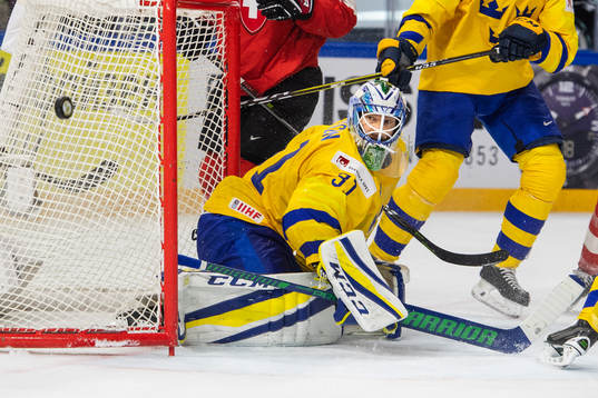 Sveriges målvakt Anders Nilsson och Schweiz Tristan