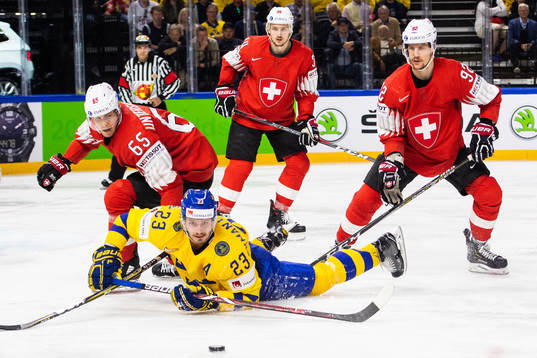 Sveriges Oliver Ekman Larsson faller i kamp om pucken med