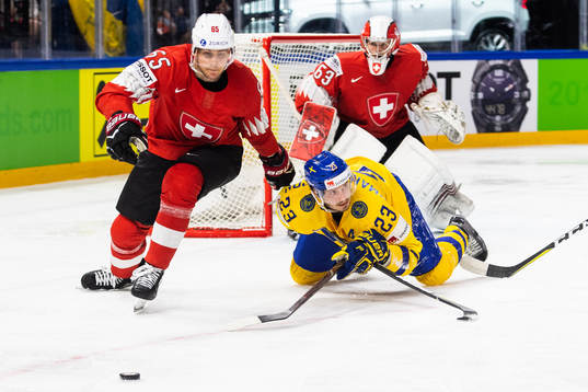 Schweiz Ramon Untersander i kamp om pucken med Sveriges