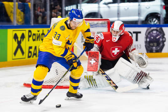 Sveriges Viktor Arvidsson framför Schweiz målvakt