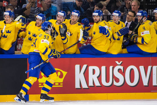 Sveriges Mika Zibanejad jublar med lagkamrater i båset