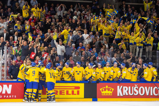 Sveriges Mika Zibanejad jublar med lagkamrater i båset