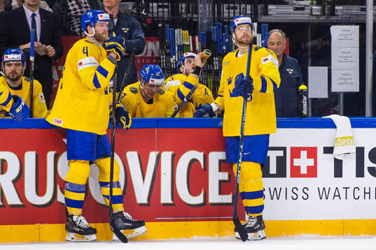 Sveriges Mattias Ekholm och Adam Larsson deppar i båset