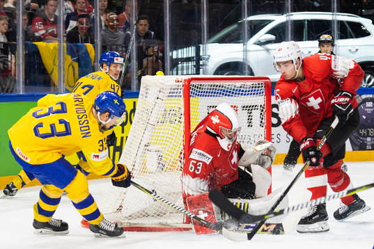 Sveriges Viktor Arvidsson oroar mot Schweiz målvakt