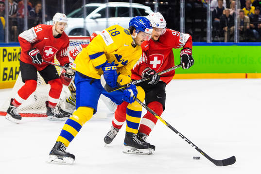Sveriges Dennis Everberg och Schweiz Gaetan Haas i kamp om