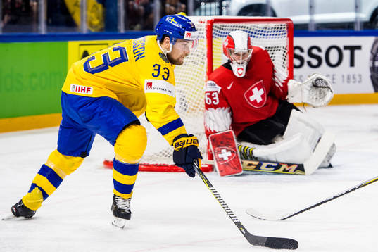 Sveriges Viktor Arvidsson oroar vid Schweiz målvakt