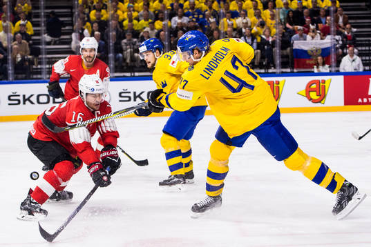 Sveriges Hampus Lindholm testar skott och Schweiz Raphael