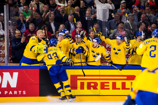 Sveriges Mika Zibanejad jublar med båset